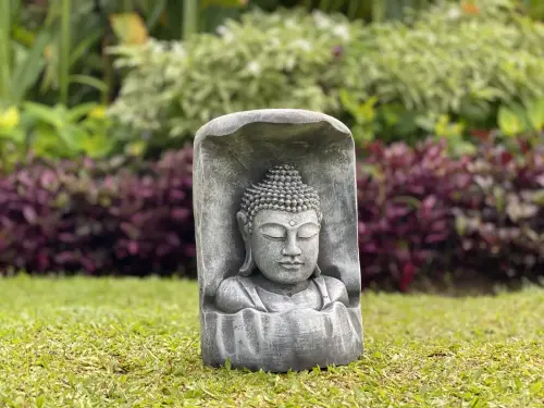 Artikelbild des Artikels “Anwar - Buddha Büste, Relief im Baumstamm, 28,5 cm H | Steinguss “